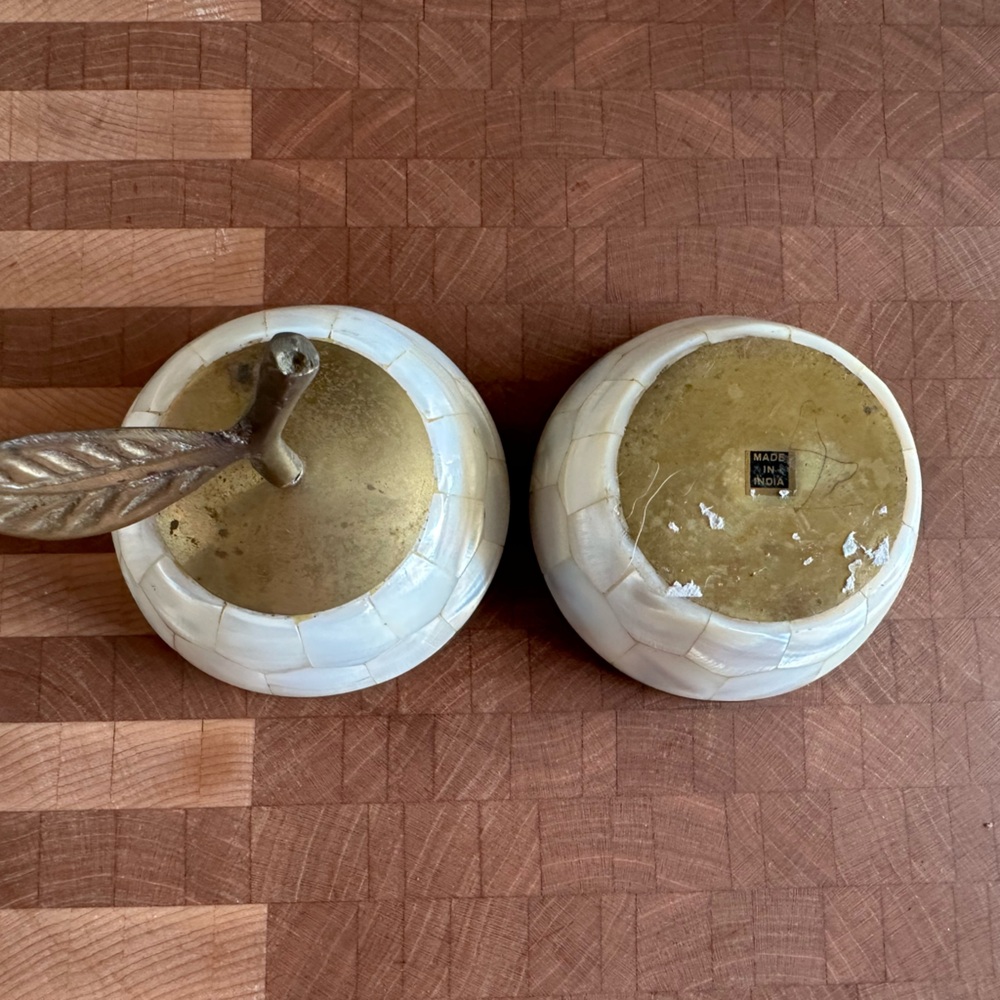 Brass and mother of pearl apple trinket box - Picture 3 of 4